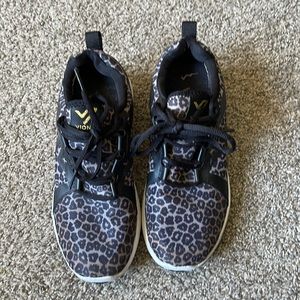 Vionic Sz 7.5 sneaker black leopard print
